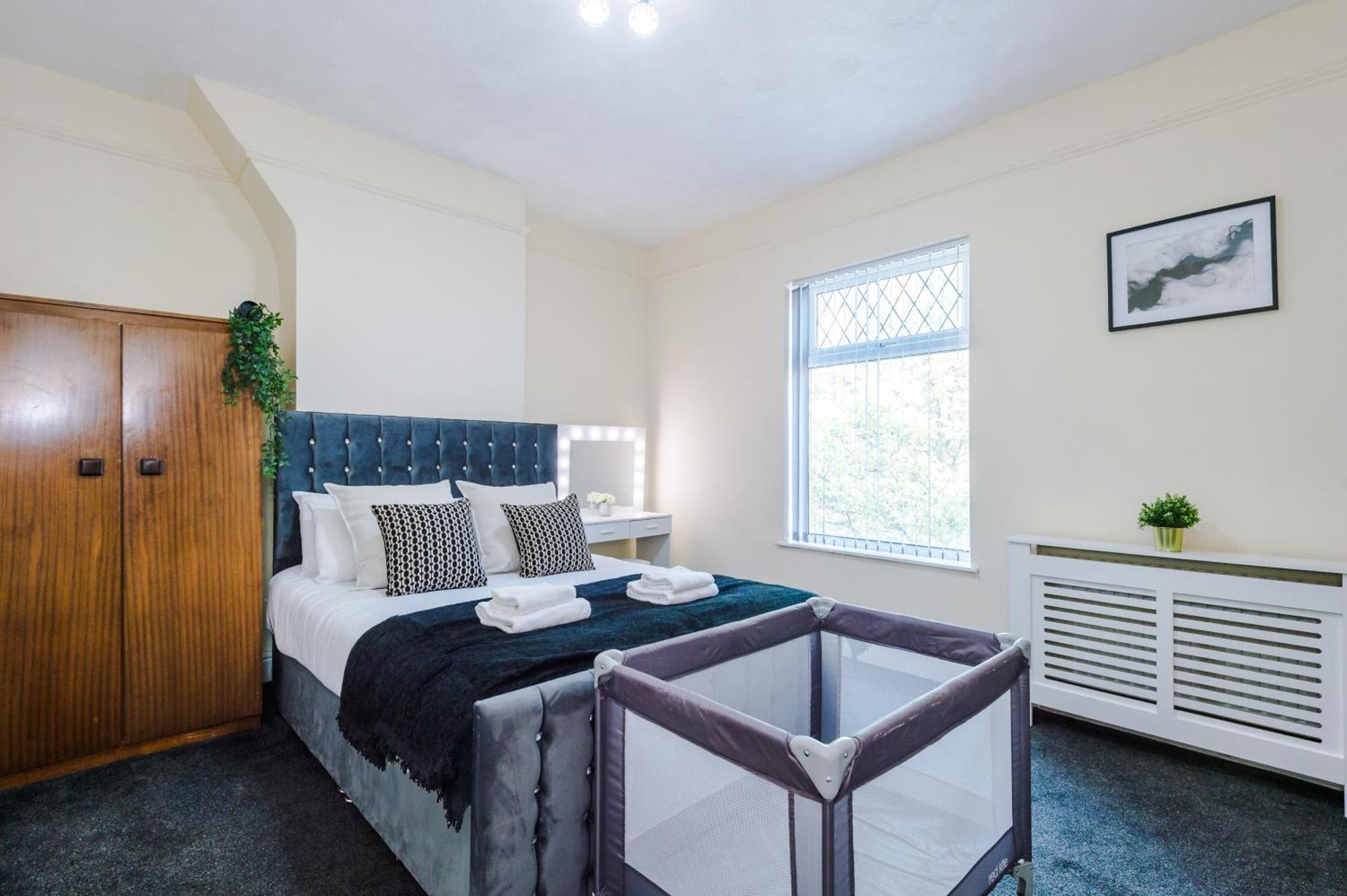 Holiday home Cosy 3Bd Holiday Home, Sleeps 8, Ideal For Family And Groups, Nr Coop Live & Etihad, Free Parking *