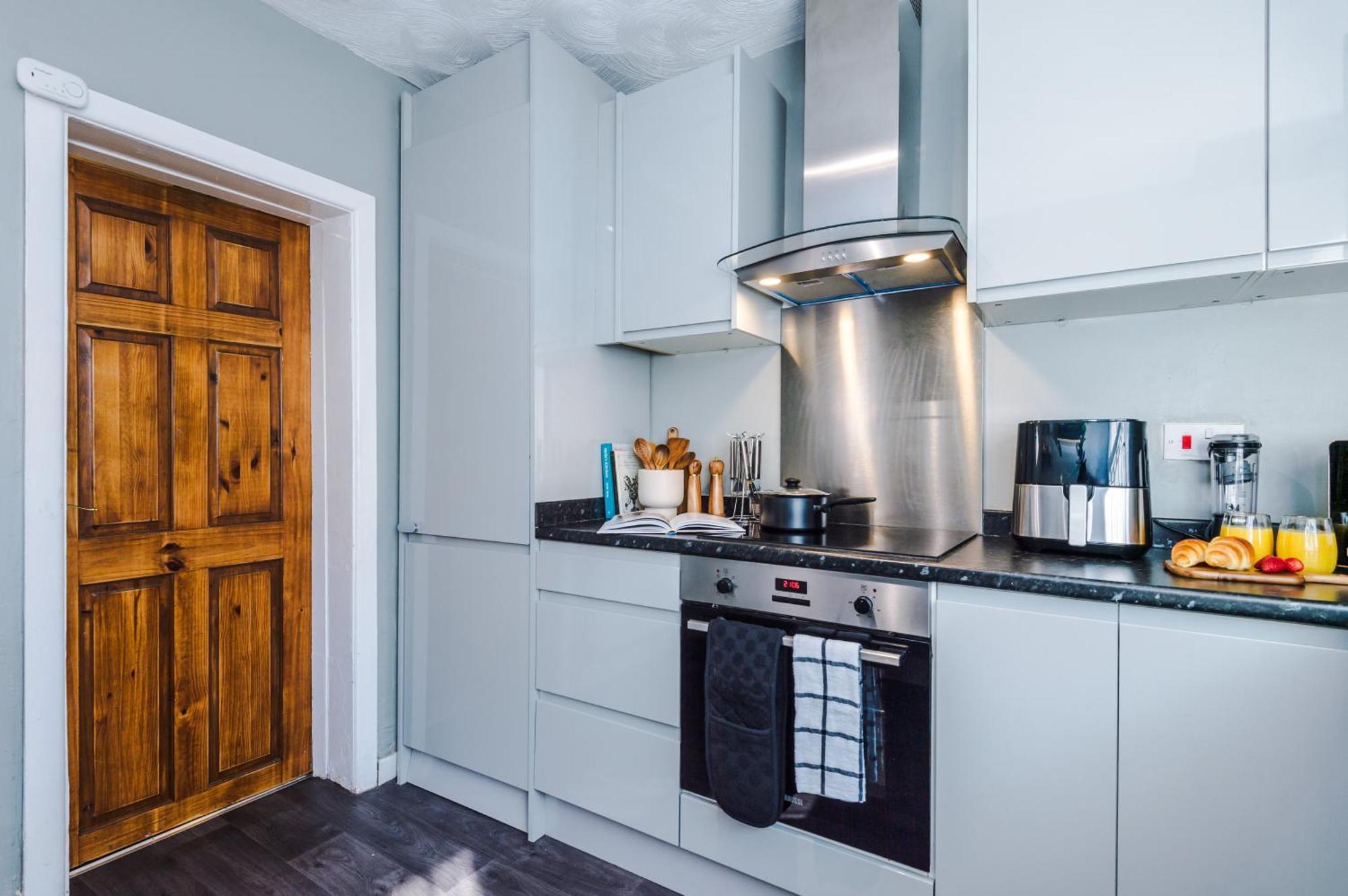 Holiday home Cosy 3Bd Holiday Home, Sleeps 8, Ideal For Family And Groups, Nr Coop Live & Etihad, Free Parking *