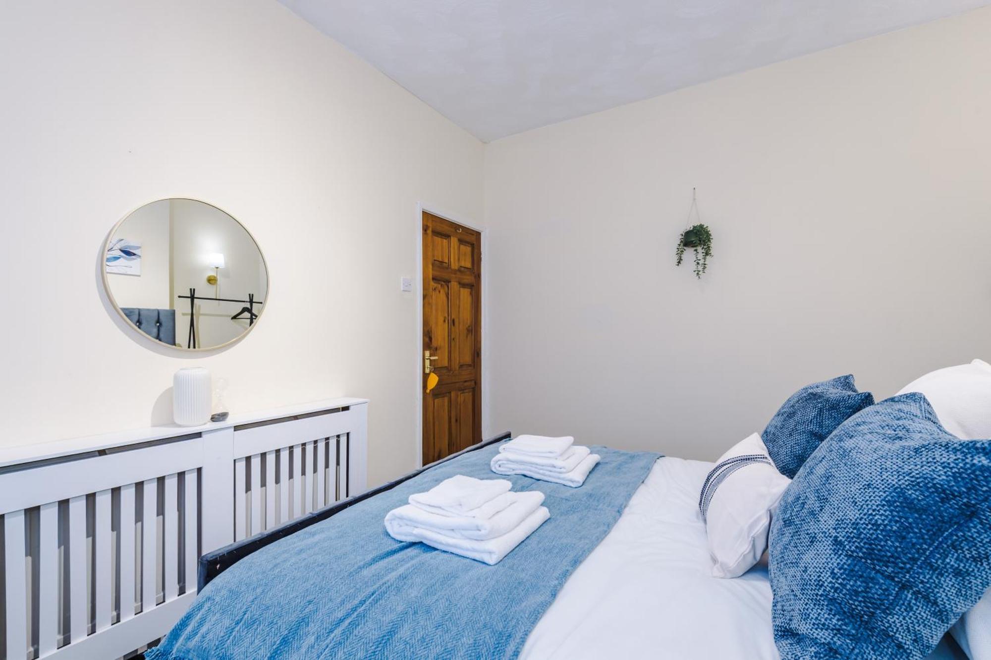 Cosy 3Bd Holiday Home, Sleeps 8, Ideal For Family And Groups, Nr Coop Live & Etihad, Free Parking