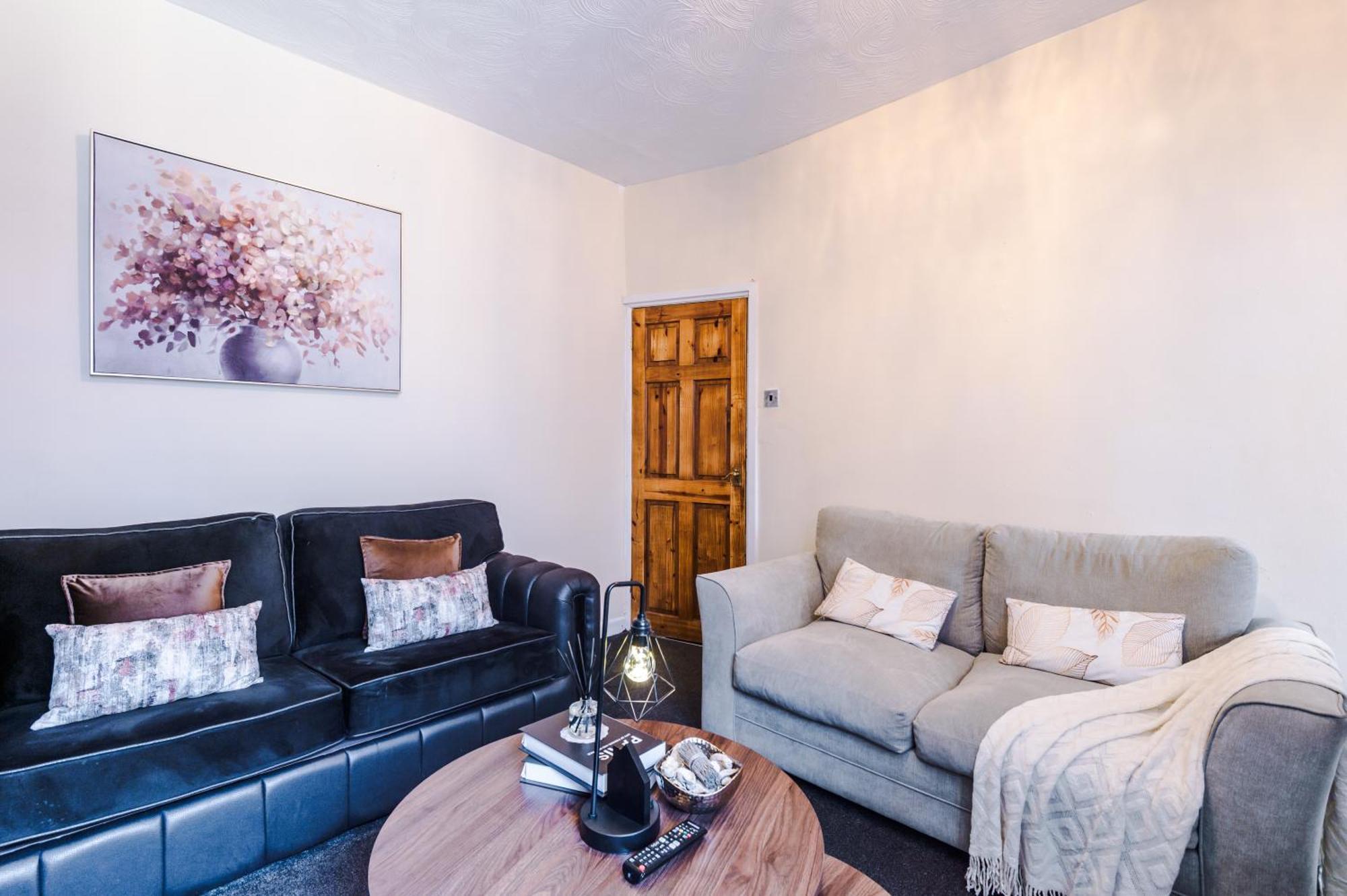 Cosy 3Bd Holiday Home, Sleeps 8, Ideal For Family And Groups, Nr Coop Live & Etihad, Free Parking Holiday home *