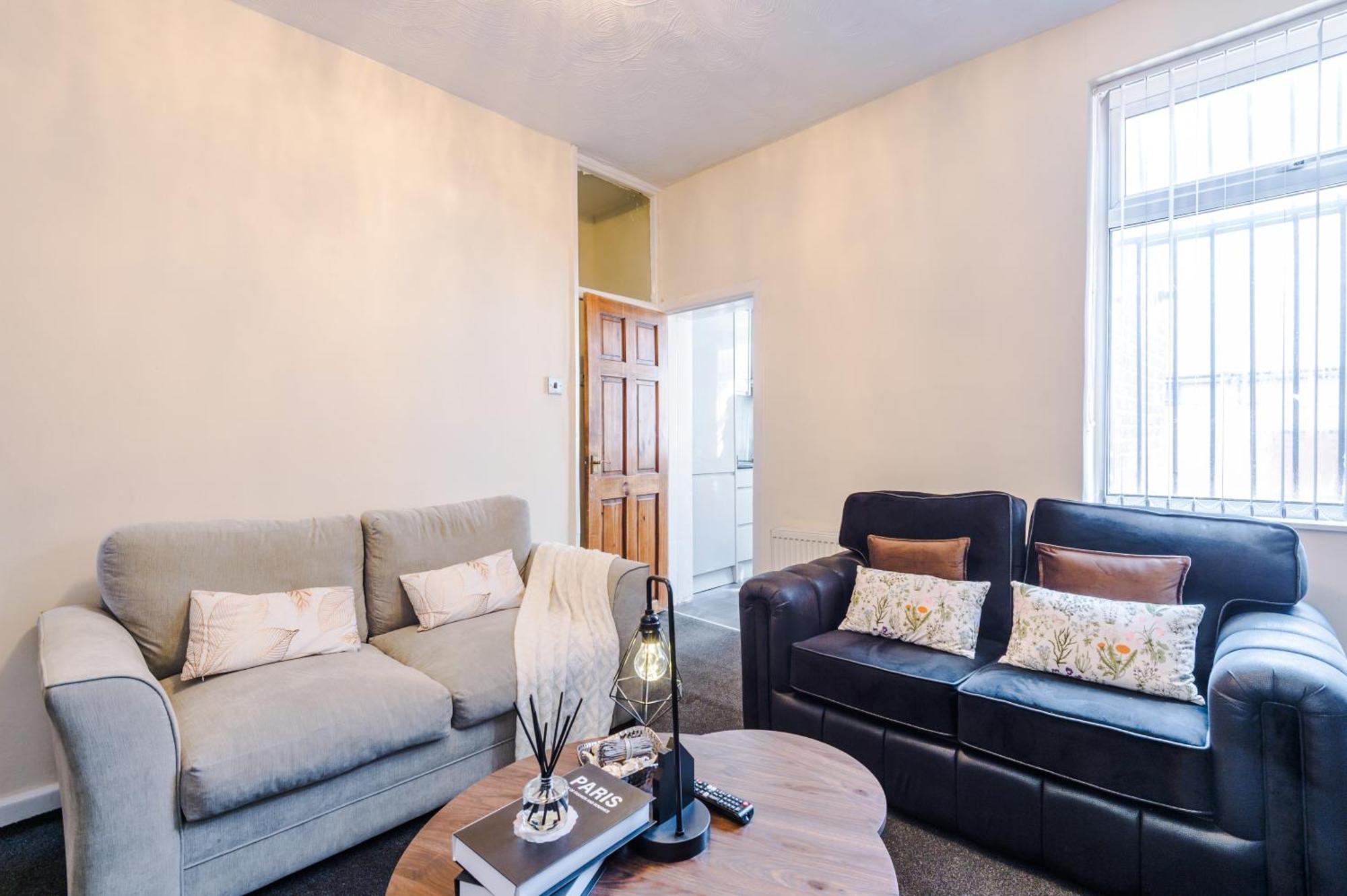 Cosy 3Bd Holiday Home, Sleeps 8, Ideal For Family And Groups, Nr Coop Live & Etihad, Free Parking Holiday home *