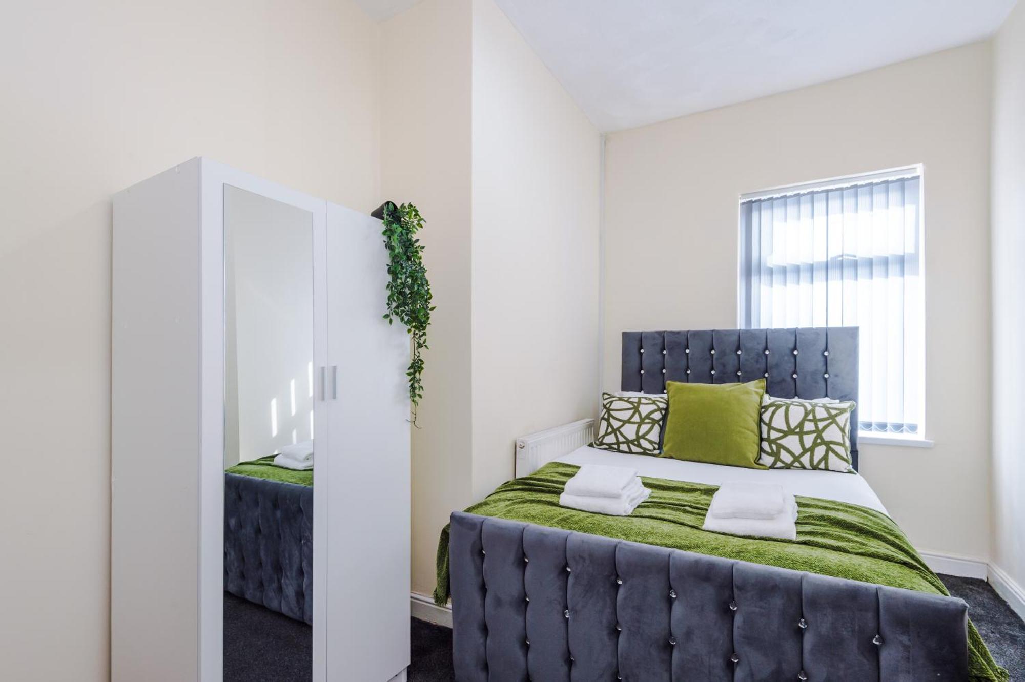 Cosy 3Bd Holiday Home, Sleeps 8, Ideal For Family And Groups, Nr Coop Live & Etihad, Free Parking Holiday home